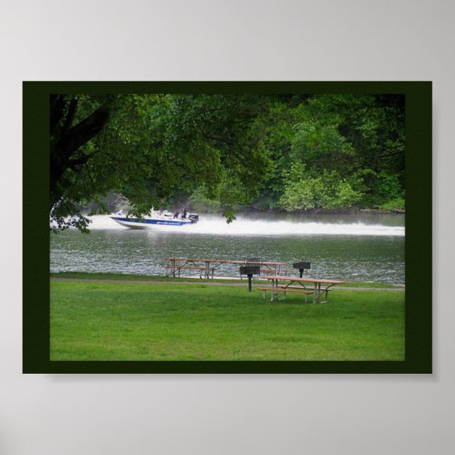 Speedboat auf dem Fluss Poster (Vorne)