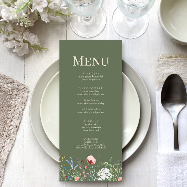 Speisekarte für Wiese-Hochzeiten auf der grünen Wi Menükarte (Sage Green Wildflower Meadow Wedding Menu Card on a beautiful white and silver boho wedding table.)