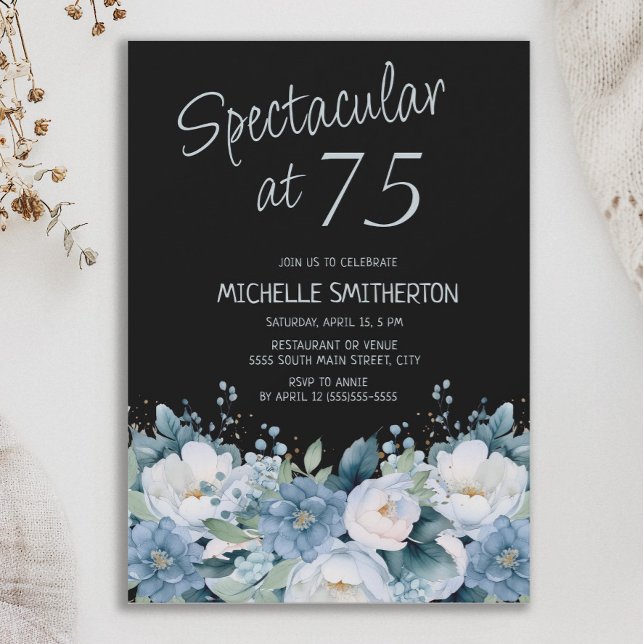 Spektakuläre 75 Dusty Blue White Floral Black Einladung (Dusty blue and white floral on black "Spectacular at 75" women's birthday party invitation)