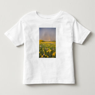 Spektakuläre Wildblume Wiese bei Sonnenaufgang in  Kleinkind T-shirt