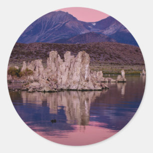 Spektakulärer Mono Lake im Schatten Runder Aufkleber