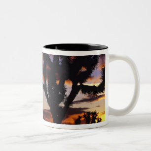 Spektakulärer Sonnenaufgang auf Joshua Tree Natio Zweifarbige Tasse