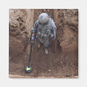 Spezialist sucht nach einem Waffencache Magnet