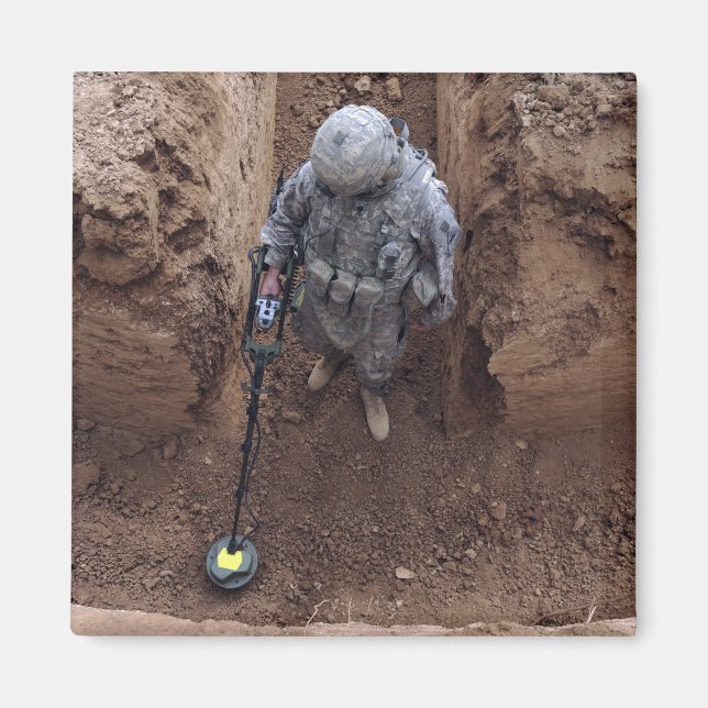 Spezialist sucht nach einem Waffencache Magnet (Vorne)