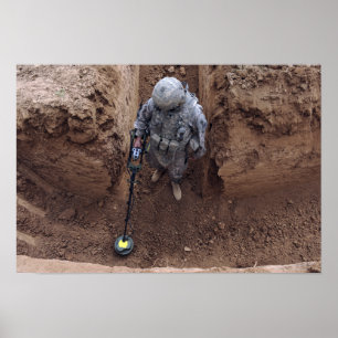 Spezialist sucht nach einem Waffencache Poster