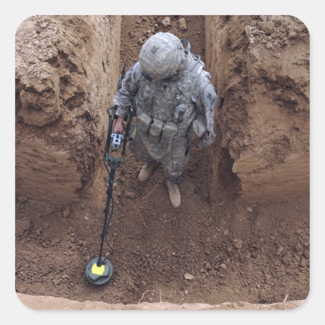 Spezialist sucht nach einem Waffencache Quadratischer Aufkleber (Vorderseite)