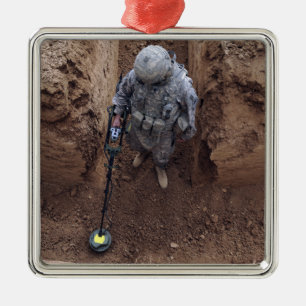 Spezialist sucht nach einem Waffencache Silbernes Ornament