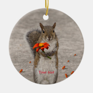 Speziell für Eichhörnchen mit Blume Keramik Ornament