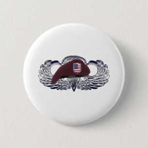 Speziell für Im Flugzeug Flügel konzipiertes Beret Button