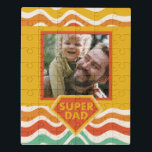 Spezielles Foto für Super-Vater mit Retro-Wellen Puzzle<br><div class="desc">Lass Vater weiß,  dass er heute Vatertag ein Held ist. Mit dem Text "Super Vater" und leicht zu personalisieren mit Vaters Foto. Helle Retro-Wellen in einem bedrückten Vintagen Stil machen für ein lustiges Muster,  das er Liebe!</div>
