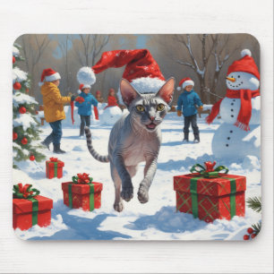 Sphynx Cat läuft im Schnee mit Weihnachtsmütze Mousepad