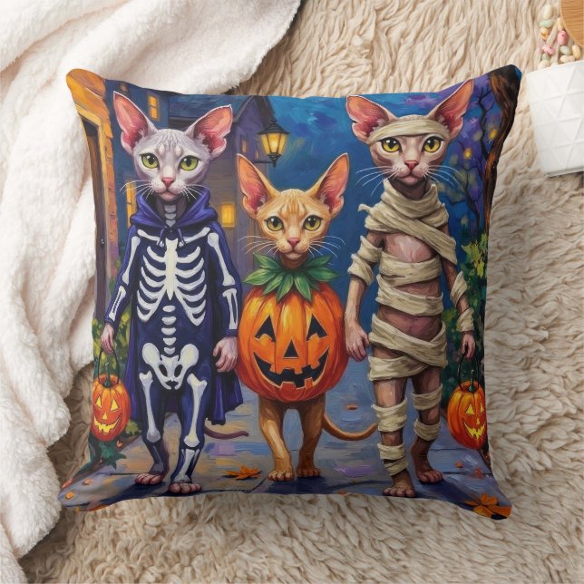 Sphynx Cats Trick-or-Treating in Halloween Costume Kissen (Decke)