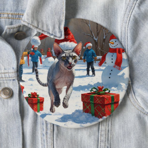 Sphynx-Katze läuft im Schnee mit Weihnachtsmütze Button