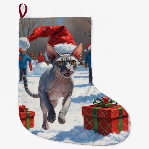 Sphynx-Katze läuft im Schnee mit Weihnachtsmütze Großer Weihnachtsstrumpf