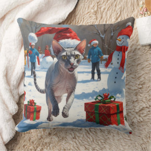 Sphynx-Katze läuft im Schnee mit Weihnachtsmütze Kissen