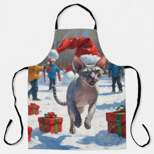 Sphynx-Katze läuft im Schnee mit Weihnachtsmütze Schürze