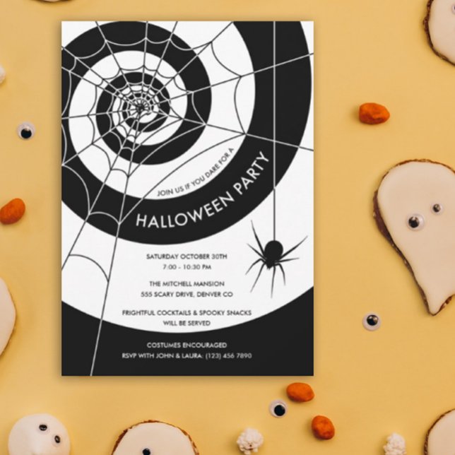 Spiderweb Halloween-Party Einladungen (Halloween Themed Party Invitation with scary spider and black and white spider web.)