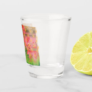 Spiegeldesign und einige Pflanze Schnapsglas
