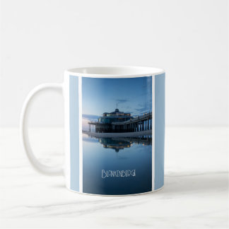 Spiegelungen am Blankenberge Pier während der blau Kaffeetasse