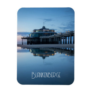 Spiegelungen am Blankenberge Pier während der blau Magnet
