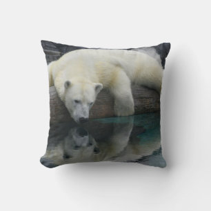 Spiegelungen eines weißen Polarbären Kissen