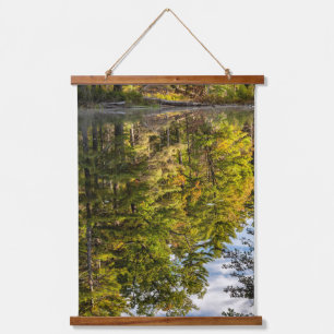 Spiegelungen im Red Eagle Pond White Mountains Wandteppich Mit Holzrahmen