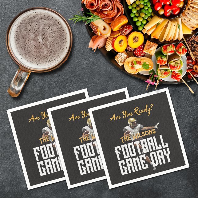 Spiel auf Fußball-Spieler auf schwarz Serviette (Game on football player on black cocktail napkins)