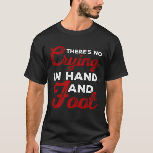 Spiel mit der lustigen Karte Es gibt kein Weinen i T-Shirt