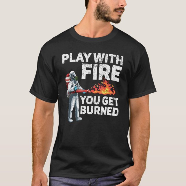 Spiel mit Feuer Sie werden gebrannt Flammenwerfer  T-Shirt (Vorderseite)