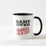 Spiel Über lustige Kaffee-Tasse mit Hochzeitsdatum Tasse<br><div class="desc">Spiel über lustige Kaffee-Tasse mit Hochzeitsdatum Briefmarke. Fun Hochzeitstag Geschenkidee für frisch verheiratete Paare und Flitterwöchler. Personalisieren Sie dieses Geschenk für Braut und Bräutigam. Vintages Design mit dem Datum der Ehe in der Briefmarke Rot. Cooles Gastgeschenk für Junggeselle,  Ehemann und Ehefrau,  Gäste etc. Benutzerdefinierte Becher.</div>