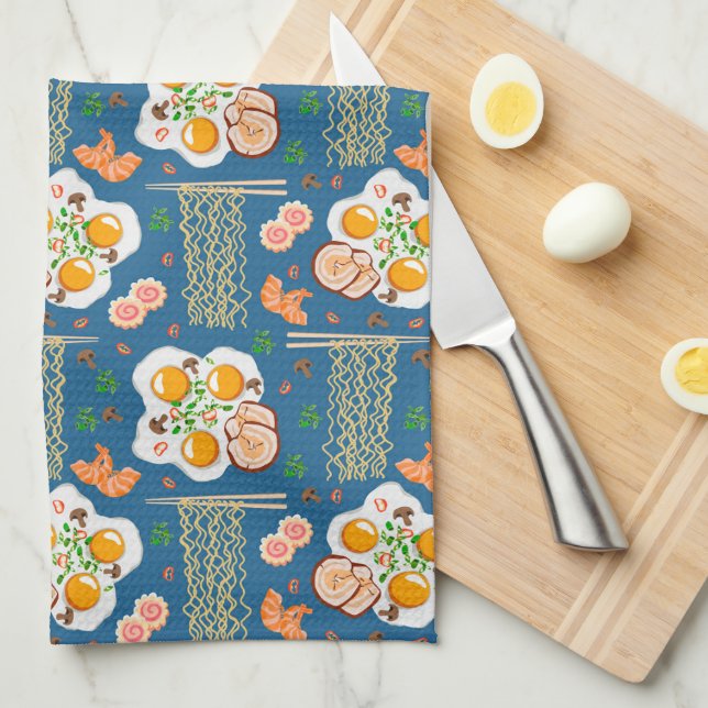 Spielbares Küchentuch mit Nudeln und frittierten E (Viertel Falte)