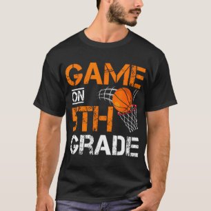 Spiele auf dem fünften Grade Basketball am ersten T-Shirt