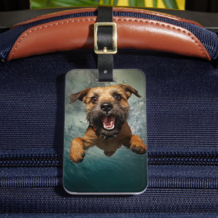 Spielefreudiger Hund Schwimmt Unterwasser Design Gepäckanhänger