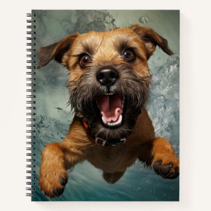 Spielefreudiger Hund Schwimmt Unterwasser Design Notizbuch