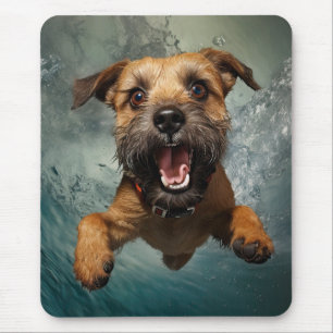 Spielelustiger Hund Schwimmt Unterwasser Design Mousepad