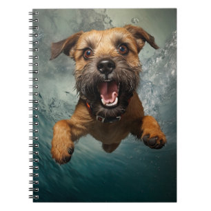 Spielelustiger Hund Schwimmt Unterwasser Design Notizblock