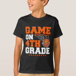Spielen auf dem vierten Basketball der ersten Klas T-Shirt