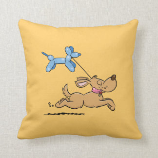 Spielen des Hundes Kissen