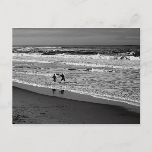 Spielen in den Wellen des Pazifischen Ozeans Postk Postkarte (Vorderseite)