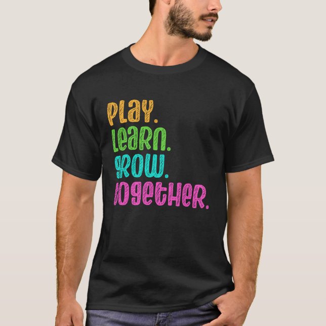 Spielen lernen gemeinsam wachsen Daycare Provider  T-Shirt (Vorderseite)