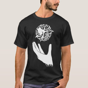 Spielen mit Feuer-Stammes- Tätowierung T-Shirt
