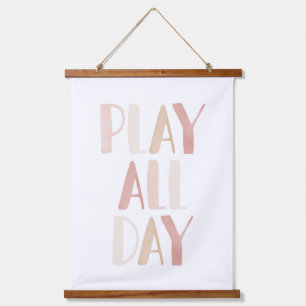 Spielen Sie den ganzen Tag über rosa, neutrale Mäd Wandteppich Mit Holzrahmen