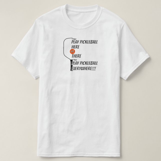 Spielen Sie Pickleball hier oder dort spielen Sie  T-Shirt (Design vorne)