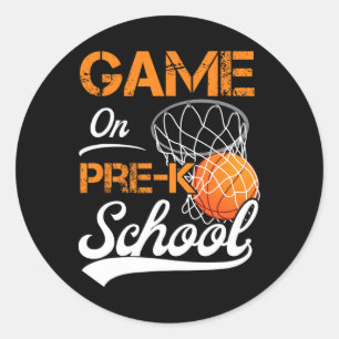 Spielen vor dem Basketball am ersten Schultag Runder Aufkleber