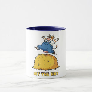 Spielende Kuh springt auf Heu Tasse