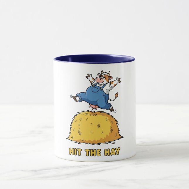 Spielende Kuh springt auf Heu Tasse (Zentrum)
