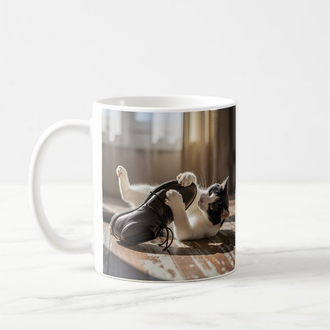 Spielender Cat Shoe Fun Kaffeetasse (Links)