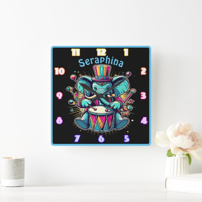Spielender Elefantentrommler unter hellen Lichtern Quadratische Wanduhr (Zuhause)