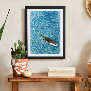 Spielender Fischotter schwimmt im blauen Wasser Poster
