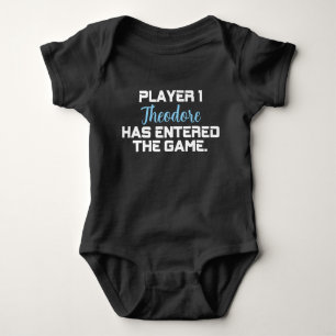 Spieler 1 ist mit dem Namen Introductio erschienen Baby Strampler